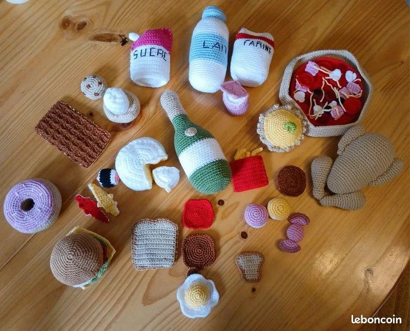 Grande dînette de gourmandises en crochet